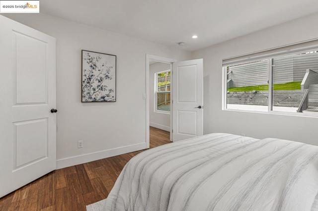 7900 Michigan Ave, Oakland CA: https://media.crmls.org/mediaz/161e9002-9a86-4c8b-898c-467c71aa1bfb.jpg