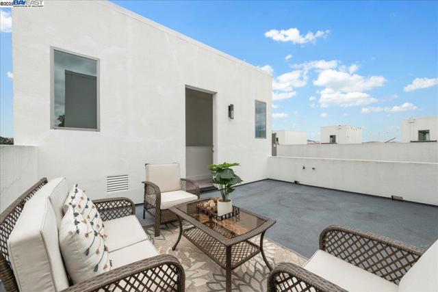 7906 Regional Cmn, Dublin CA: https://media.crmls.org/mediaz/161e9059-33d7-499c-989f-f79f8fa8747a.jpg