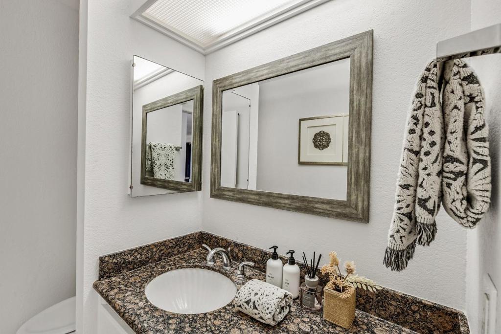 https://media.crmls.org/mediaz/161f94a0-e852-4bd2-a6e3-4fb290bc8a3d.jpg?preset=X-Large