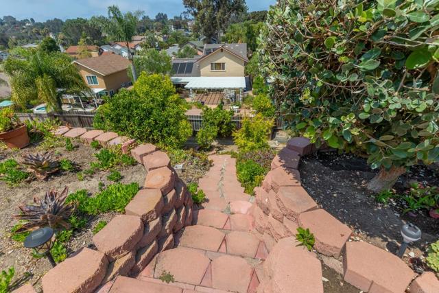348 Avenida De Las Rosas, Encinitas CA: https://media.crmls.org/mediaz/161fca39-b7c8-4385-b958-b2ca7b8c68a5.jpg