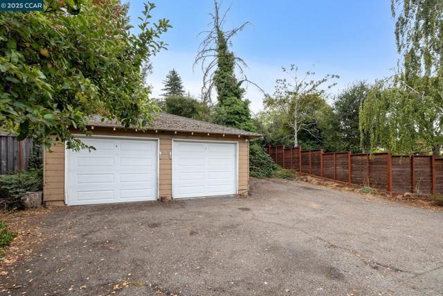 5810 Estates Dr, Oakland CA: https://media.crmls.org/mediaz/16211c3a-0174-435a-b8cb-11fcad325f2d.jpg