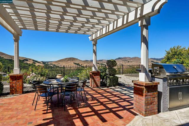 3388 Ashbourne Cir, San Ramon CA: https://media.crmls.org/mediaz/1621d5fd-c5ca-44ec-926f-dfa3e2cd7654.jpg