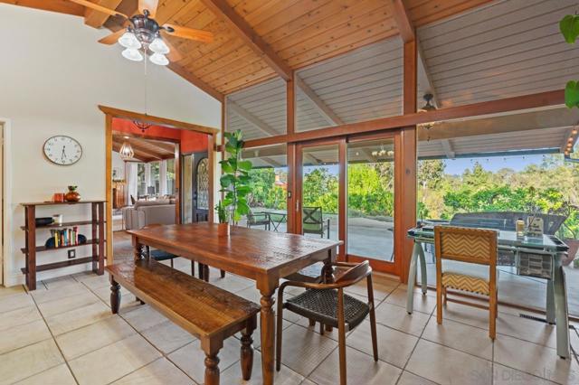 9835 Edgelake Dr, La Mesa CA: https://media.crmls.org/mediaz/16221116-2968-4083-b38e-4c8a49110e61.jpg