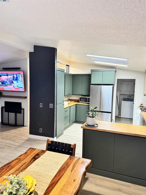 14 Blue Teal Ct, Lodi CA: https://media.crmls.org/mediaz/16221750-d0d2-40b4-aaa7-e9ea49aeb96d.jpg