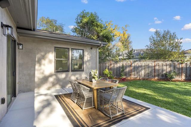 1303 American Way, Menlo Park CA: https://media.crmls.org/mediaz/1622dca2-d4b5-4060-947a-d654c72364f8.jpg