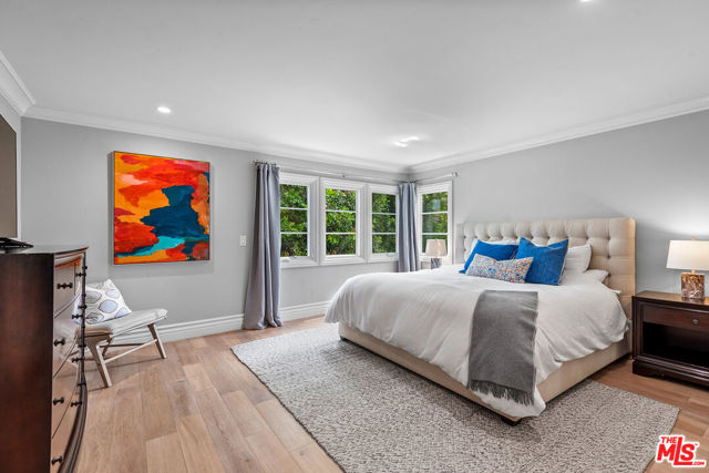 14226 Chandler Boulevard, Sherman Oaks CA: https://media.crmls.org/mediaz/1622de5a-faf3-4e87-8bb1-0fac36eb000c.jpg