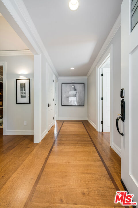 10445 Valley Spring Lane, Toluca Lake CA: https://media.crmls.org/mediaz/16242eb9-7671-4957-824f-2cb2b9b29328.jpg