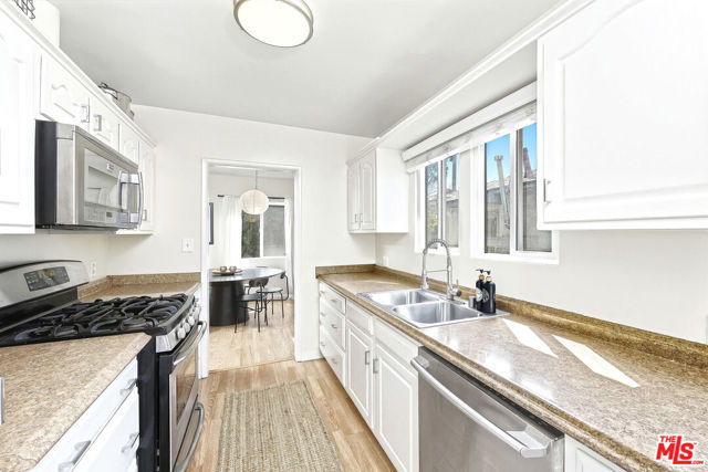 517 Venice Way, Venice CA: https://media.crmls.org/mediaz/162696b4-f037-4091-89ca-b0d95f5f4996.jpg