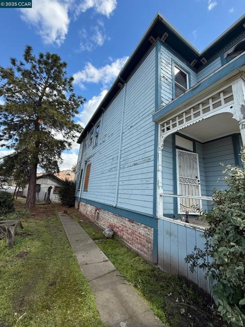 151 S 3Rd Ave, Oakdale CA: https://media.crmls.org/mediaz/16269d4c-237b-4287-98c7-4ee3df9547e1.jpg