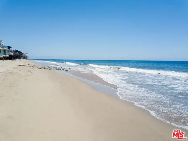 24608 Malibu Road, Malibu CA: https://media.crmls.org/mediaz/1627227c-9fa9-4837-b9f0-bf6041c4338e.jpg