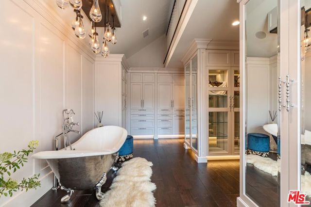 5076 Island Forest Place, Westlake Village CA: https://media.crmls.org/mediaz/1628b156-6a69-4d88-a32c-283900cddd48.jpg