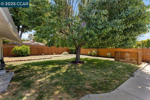 2302 Royal Oaks Dr, Alamo CA: https://media.crmls.org/mediaz/162a965a-31cd-4e91-99c6-a775eb7a6370.jpg