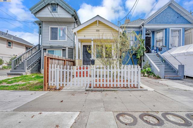 1540 16th Ave, Oakland CA: https://media.crmls.org/mediaz/162b4d2f-8320-40b1-95ae-fafb5e8625a0.jpg