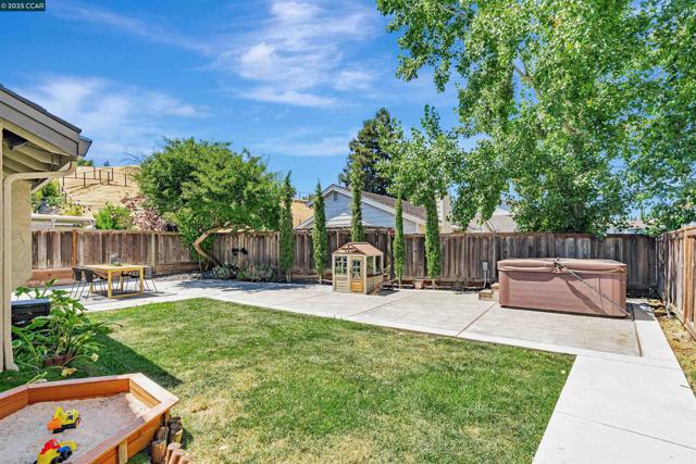 2329 Sweetwater Dr, Martinez CA: https://media.crmls.org/mediaz/162b5f57-3ad6-4163-9fe3-9ce9122c6c12.jpg