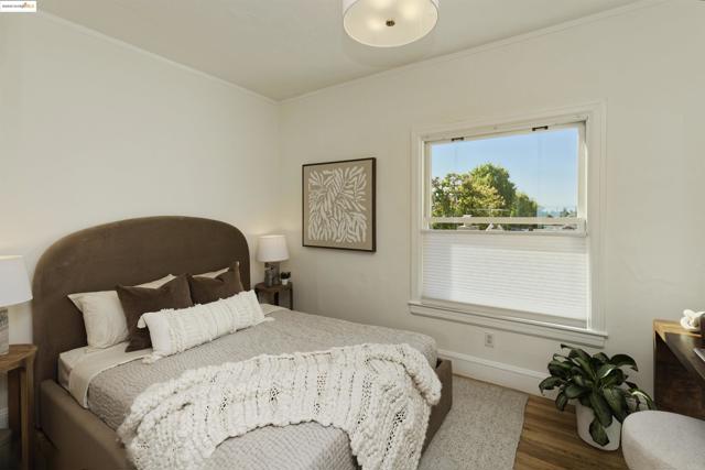3945 Randolph Ave, Oakland CA: https://media.crmls.org/mediaz/162b8695-1aef-467f-940c-a0e20b8dc4db.jpg