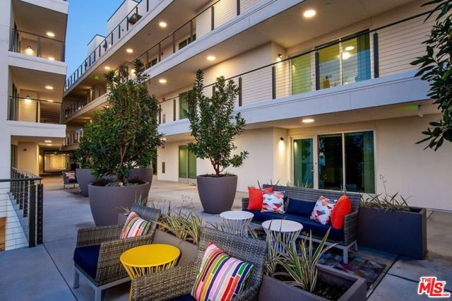 521 W Colorado Street, Glendale CA: https://media.crmls.org/mediaz/162c1f09-9555-4ed8-836e-5c03e5559f2c.jpg