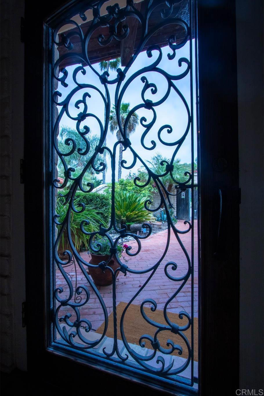https://media.crmls.org/mediaz/162d8572-2471-472f-8776-00215a01b8c3.jpg?preset=X-Large