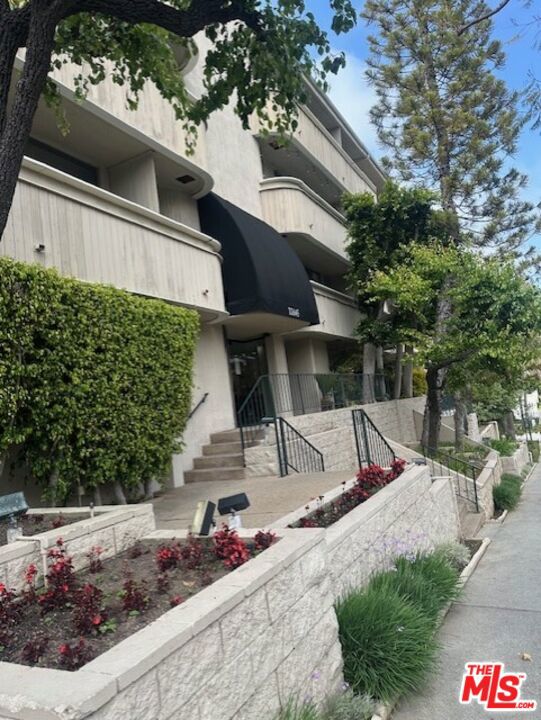 11645 Montana Avenue, Los Angeles CA: https://media.crmls.org/mediaz/162e22a4-7e8b-4497-9ba5-a71066f44a68.jpg