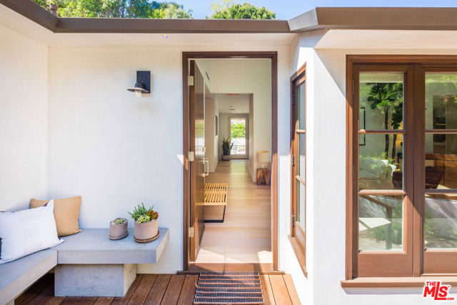 3279 LEDGEWOOD Drive, Los Angeles CA: https://media.crmls.org/mediaz/162fa346-4edf-4c5c-912a-9929afc4604c.jpg