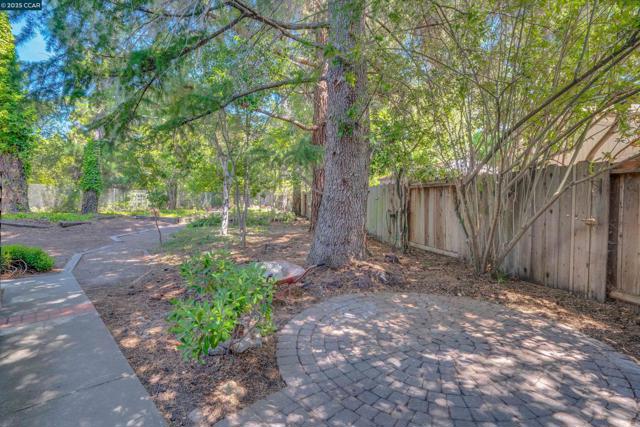 663 Abrigo Ct, San Ramon CA: https://media.crmls.org/mediaz/1631426f-529e-4e73-a0d1-367e745d25da.jpg