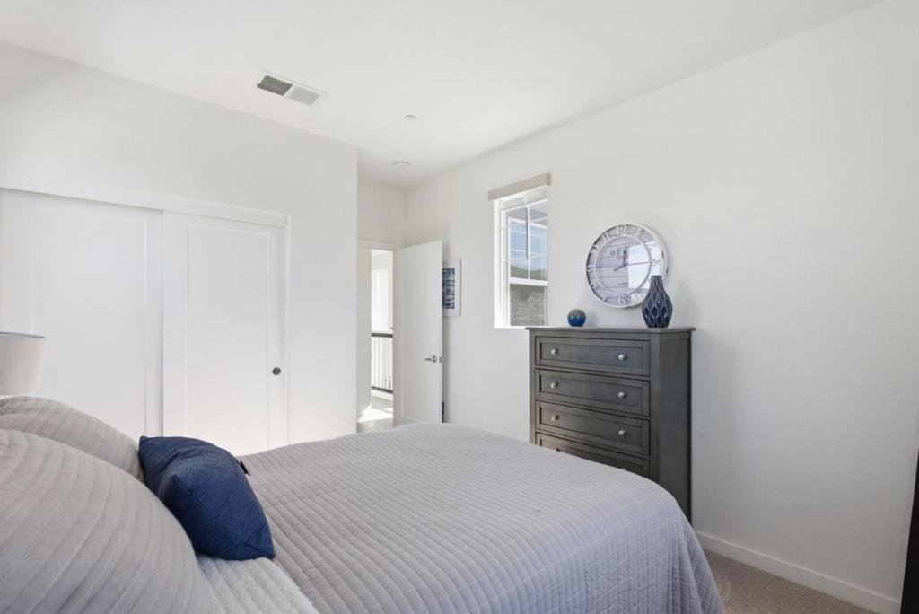https://media.crmls.org/mediaz/16324bdb-6144-4319-8ed3-41be73f197b8.jpg?preset=X-Large