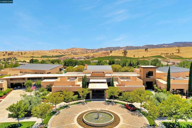 1648 Chianti Ln, Brentwood CA: https://media.crmls.org/mediaz/1633ff7b-aa1f-49f8-9b20-63f395bc7b38.jpg