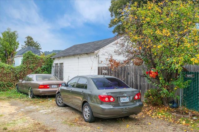 2464 Palmetto Street, Oakland CA: https://media.crmls.org/mediaz/163415d4-1b3b-4f58-865f-476fb014171e.jpg