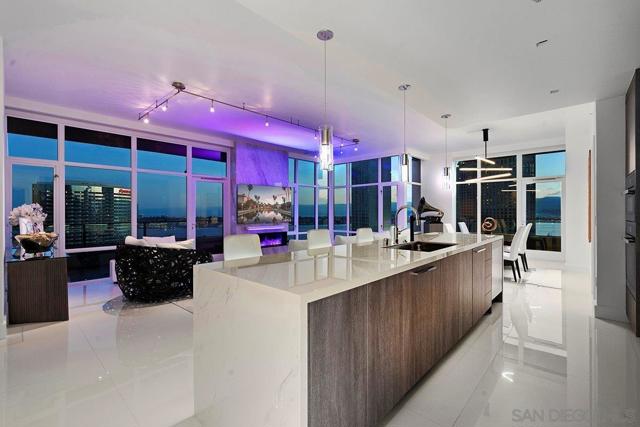 550 Front Street, San Diego CA: https://media.crmls.org/mediaz/1634520f-aab0-4da2-9451-bb21cef24830.jpg