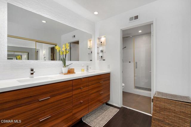 202 Estrellita Lane, Oak Park CA: https://media.crmls.org/mediaz/16345516-3707-4948-be28-ab296e829e81.jpg