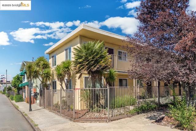 2011 Rutherford, Oakland CA: https://media.crmls.org/mediaz/16357109-aadd-4a16-9d44-5d03d9a79a90.jpg