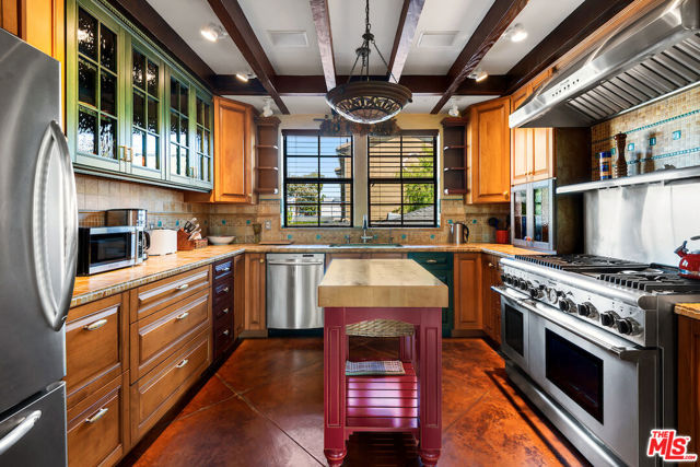 667 Santa Clara Avenue, Venice CA: https://media.crmls.org/mediaz/1636096a-b657-4779-8c53-da6bef3876ef.jpg