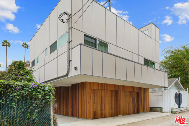 705 6th Avenue, Venice CA: https://media.crmls.org/mediaz/16377f0d-5d88-4aab-a29f-068a588a4004.jpg
