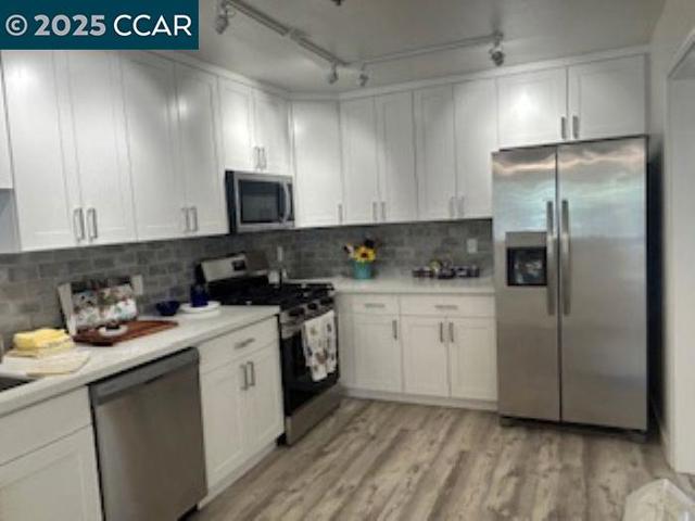 1174 Eddy St, San Francisco CA: https://media.crmls.org/mediaz/1637f662-b104-4066-9623-6175303cd196.jpg