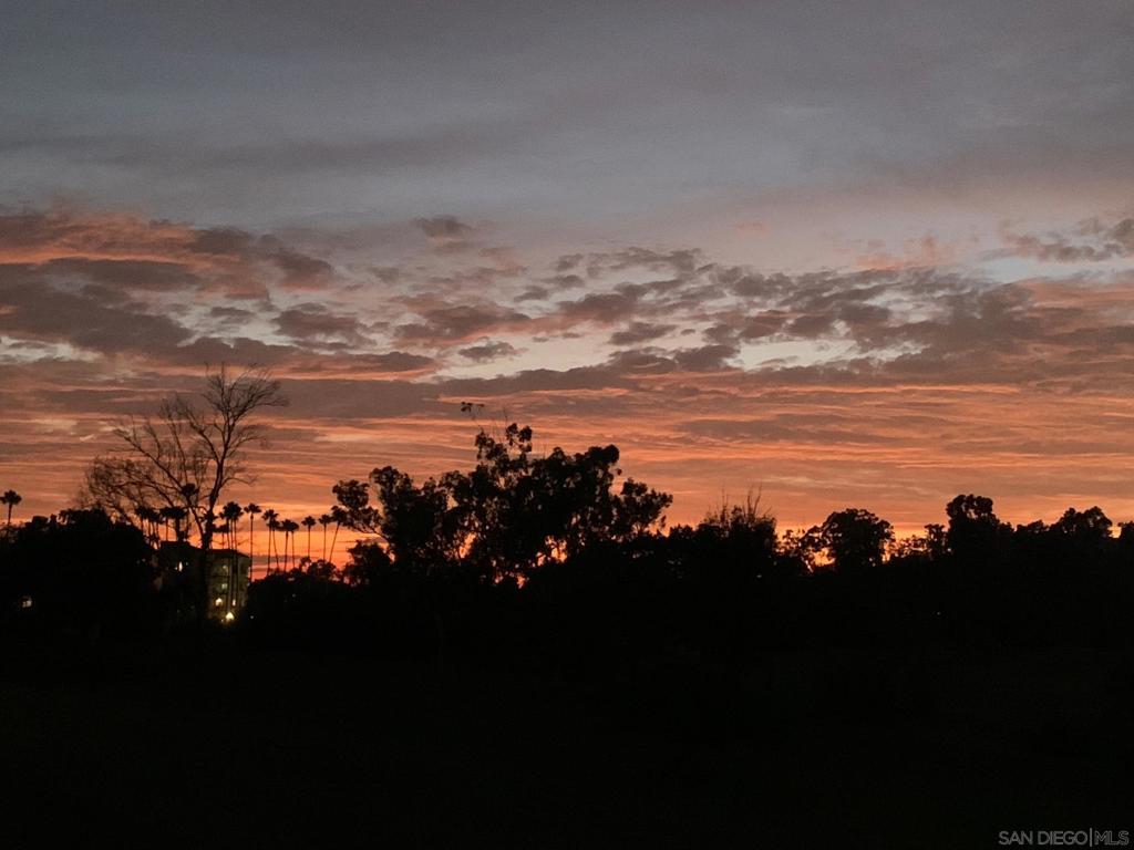 https://media.crmls.org/mediaz/1637fd34-6fa4-42a6-8248-4a504252383e.jpg?preset=X-Large