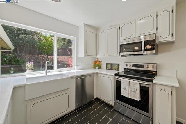 7606 Desertwood Ln, Pleasanton CA: https://media.crmls.org/mediaz/1639da66-0fd8-406d-80e3-27a1f3342dc0.jpg