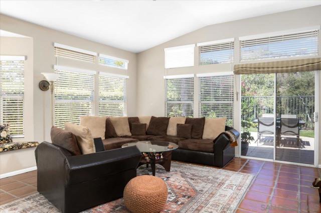 2385 Amber Oak Ln, Escondido CA: https://media.crmls.org/mediaz/163ab14c-6795-440a-92b2-62e210e3ec7a.jpg