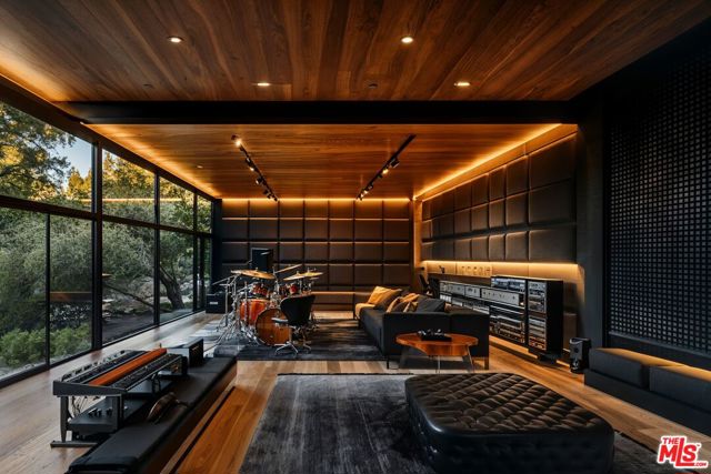 3200 Oakley Drive, Los Angeles CA: https://media.crmls.org/mediaz/163bccd7-4eea-4173-ab92-609e7cff0420.jpg
