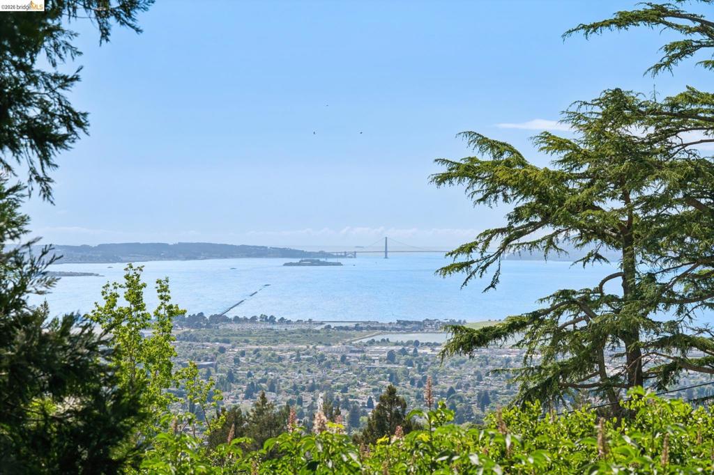 https://media.crmls.org/mediaz/163d2bb8-aaeb-42d8-9784-637060686479.jpg?preset=X-Large