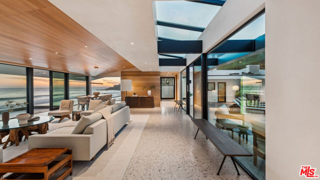 31388 Broad Beach Road, Malibu CA: https://media.crmls.org/mediaz/163e63e2-96ac-4a19-ba40-6bd960dcab71.jpg