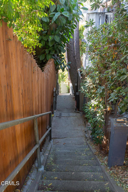 3880 Clayton W Avenue, Los Angeles CA: https://media.crmls.org/mediaz/164094f6-8cf7-4012-b257-aba7254e1e85.jpg
