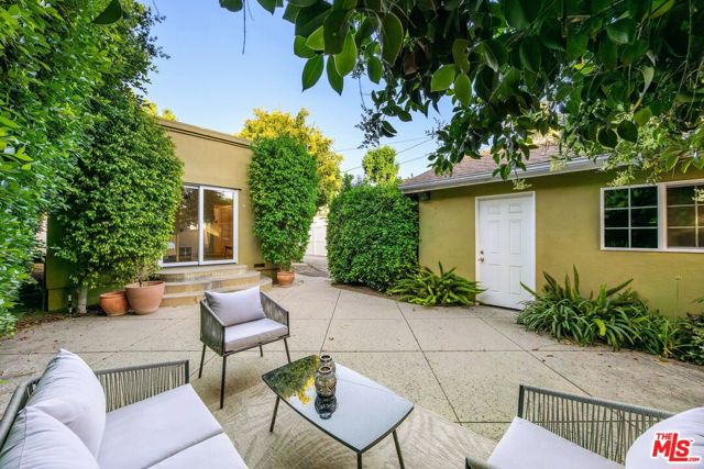 4311 Greenbush Avenue, Sherman Oaks CA: https://media.crmls.org/mediaz/1641111a-c750-40bf-bfb4-9aab1cd9a3bf.jpg