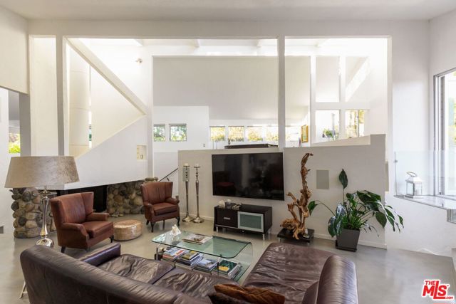 14622 Valley Vista Boulevard, Sherman Oaks CA: https://media.crmls.org/mediaz/16429a93-e662-41eb-941d-fd2bb217b9f4.jpg