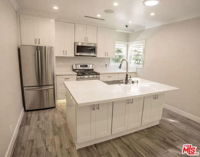 6526 San Vicente Boulevard, Los Angeles CA: https://media.crmls.org/mediaz/16430fa8-301b-41b3-8844-98566debc90d.jpg