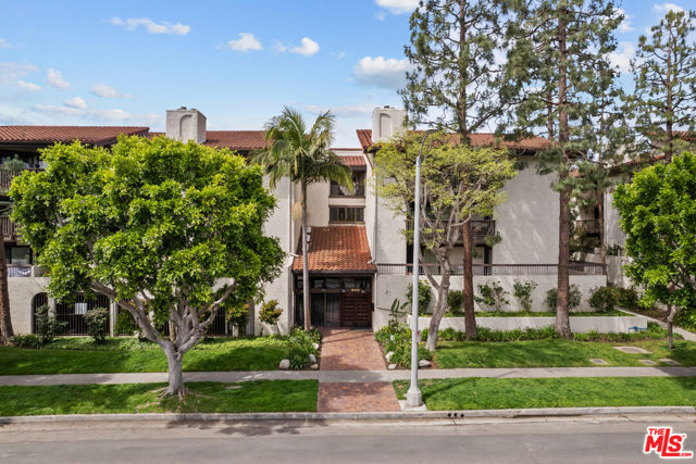 8601 Falmouth Avenue, Playa del Rey CA: https://media.crmls.org/mediaz/16433880-0c3e-436b-943b-e48d9416dc88.jpg