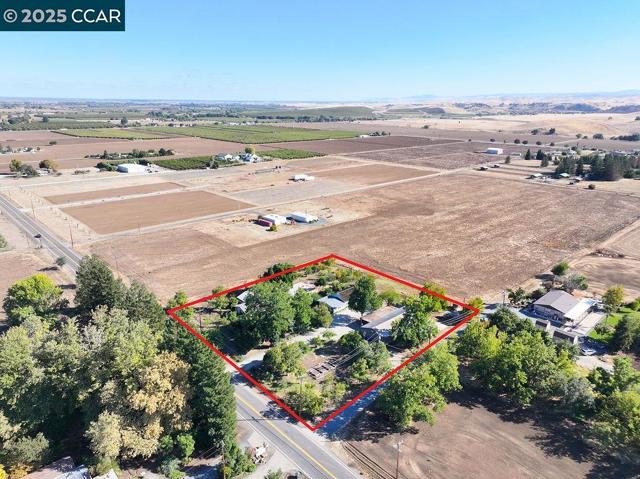 2280 Concord Ave, Brentwood CA: https://media.crmls.org/mediaz/1643ba9d-11d6-4ec4-8a38-3e1056e0a182.jpg