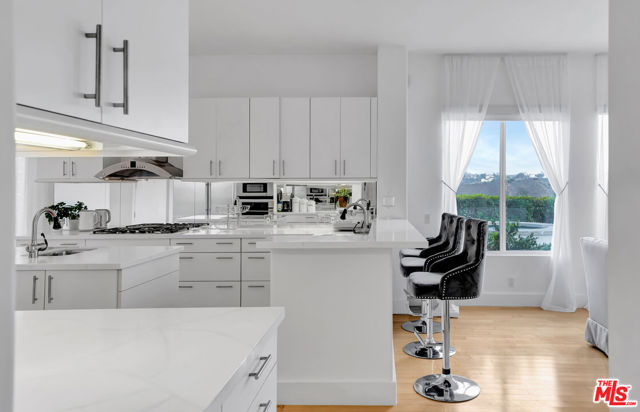 2752 Stone View Court, Los Angeles CA: https://media.crmls.org/mediaz/1643e9d6-e890-46b6-9335-680b141f04f8.jpg
