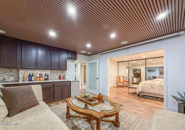 123 Lake Sherwood Drive, Lake Sherwood CA: https://media.crmls.org/mediaz/16442977-d67a-4f05-b22f-e0949df02c73.jpg