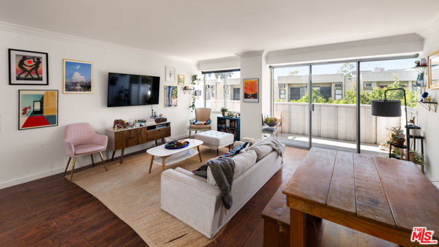 7135 Hollywood Boulevard, Los Angeles CA: https://media.crmls.org/mediaz/16452b39-b76a-4185-a77f-690ce84feeb3.jpg