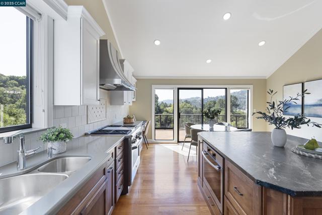 25 Watchwood Ct, Orinda CA: https://media.crmls.org/mediaz/16453e04-92d5-477b-bae8-0cf015c8c904.jpg