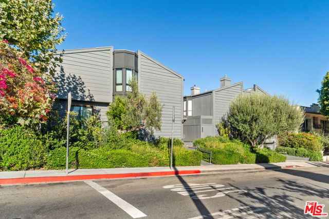 880 Hilldale Avenue, West Hollywood CA: https://media.crmls.org/mediaz/16459db2-87b3-48ea-81d7-56d5b7727a98.jpg